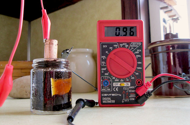 battery with coffee grounds electrolyte